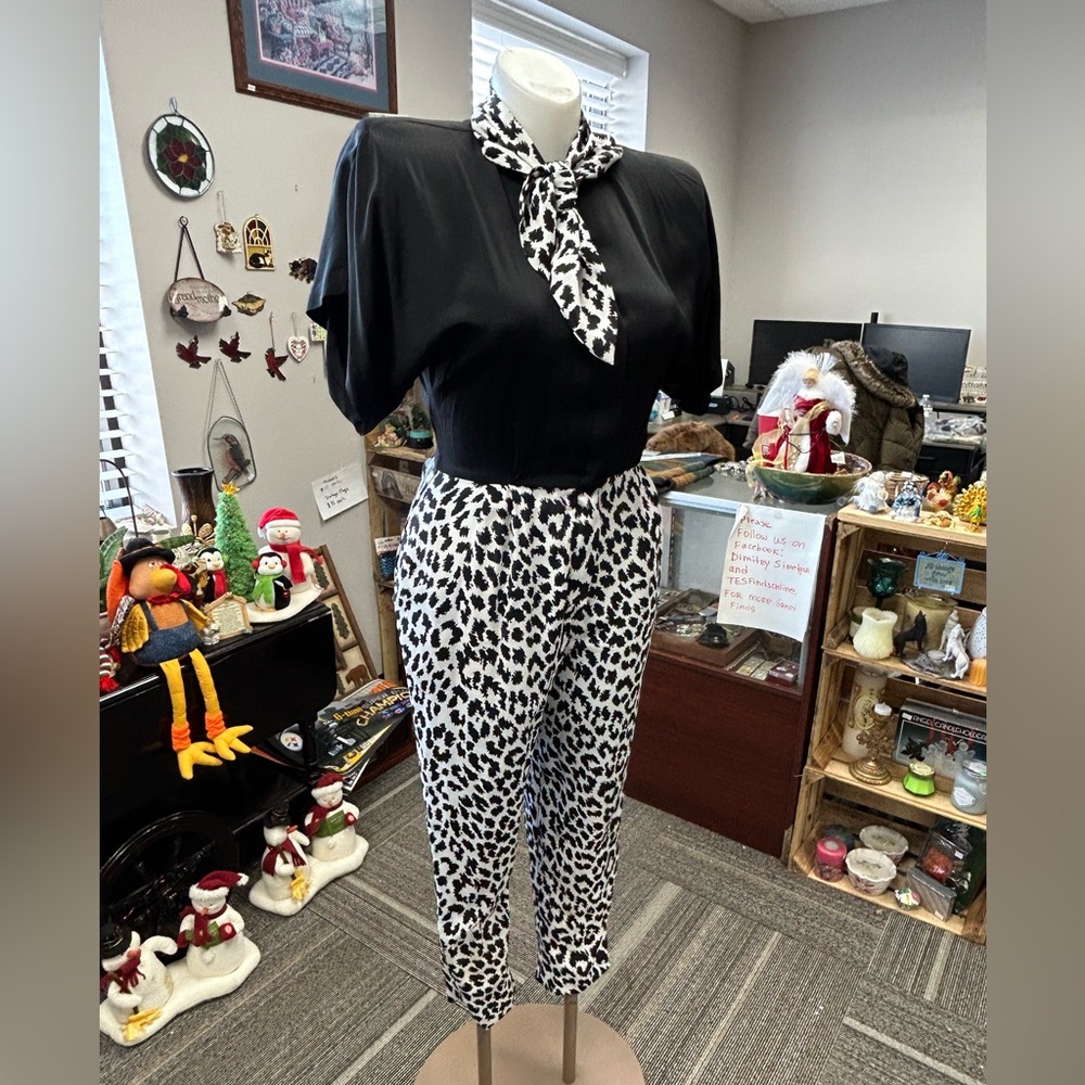 VINTAGE PRAGO Stylish Black and White Jumpsuit!